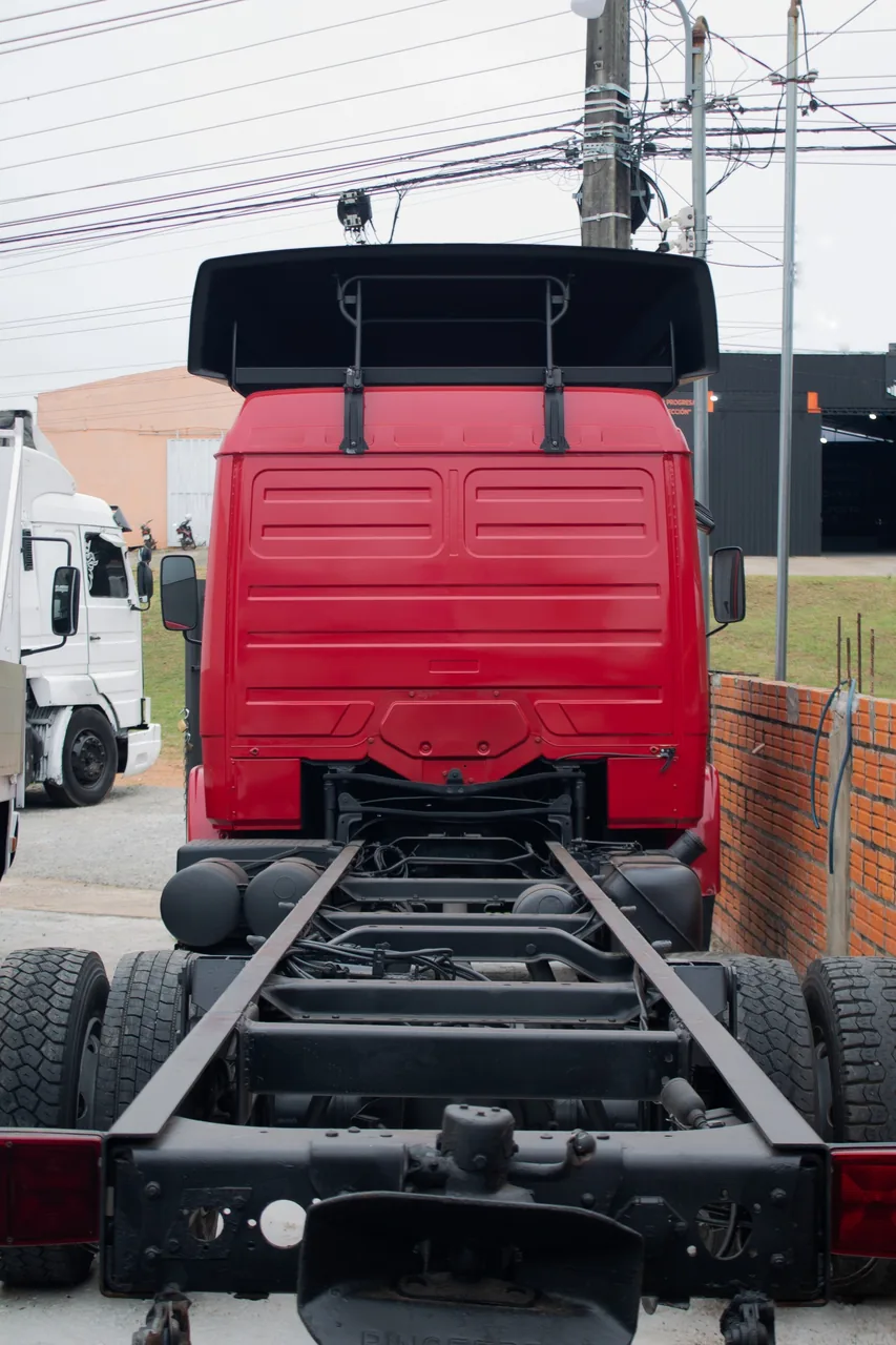 Mercedes-Benz 814 rojo visto desde atrás, con el chasis sin carrocería