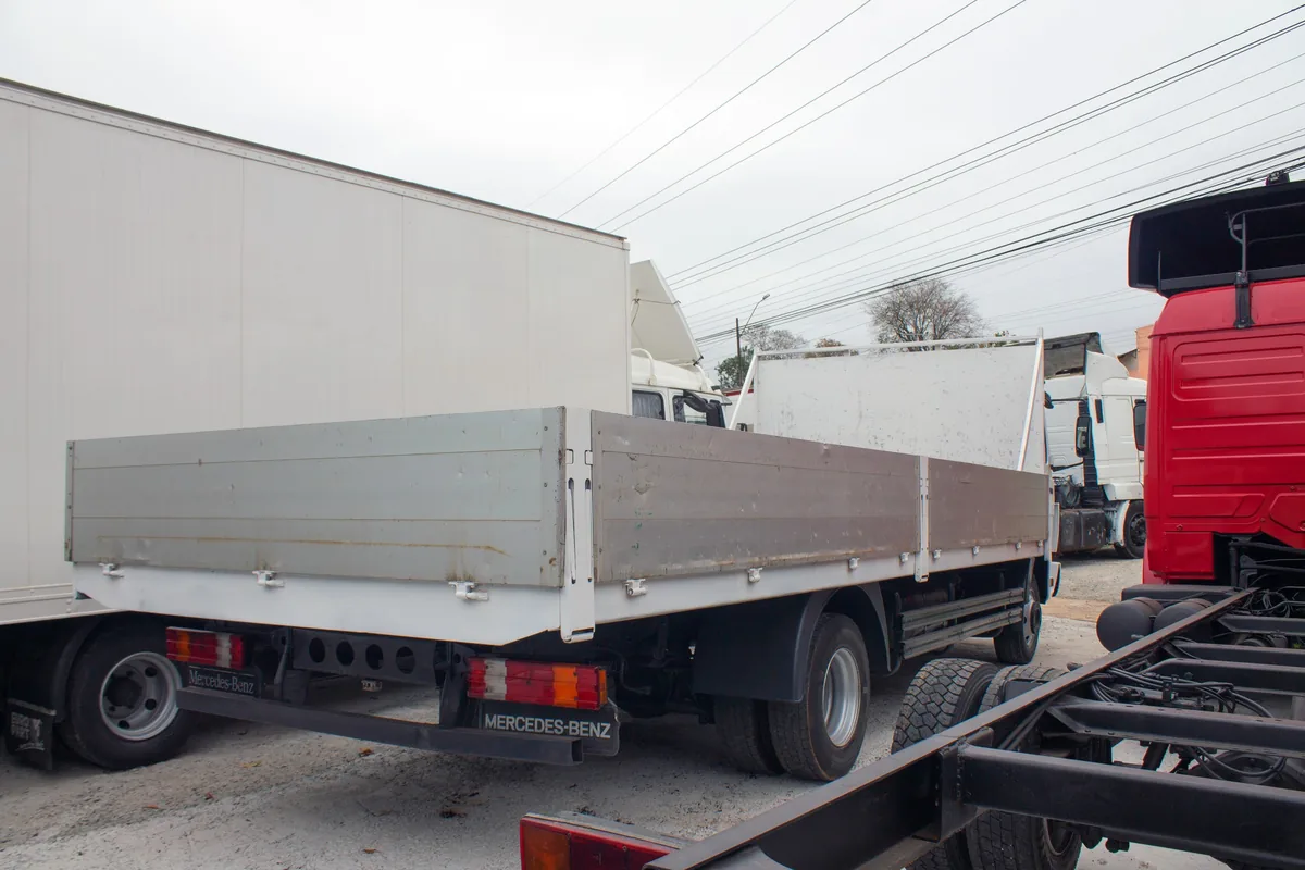 Carrocería de barandas rebatibles de aluminio, vista desde atrás
