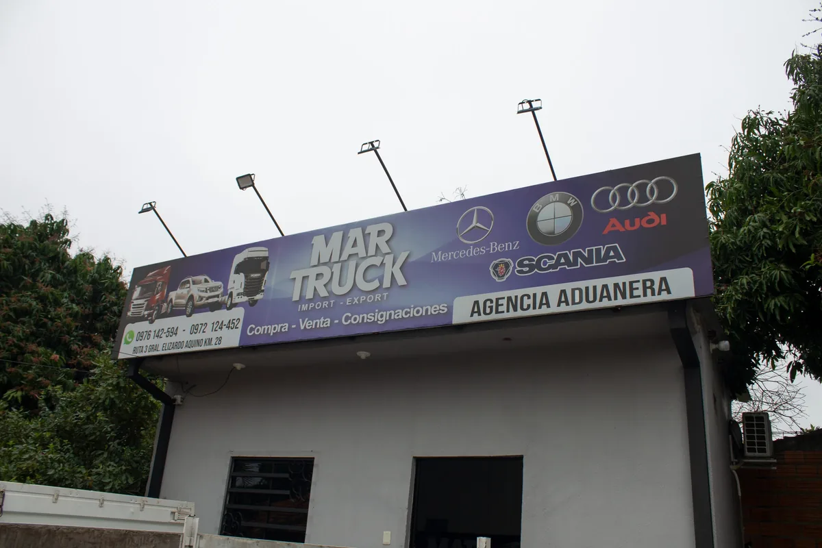 Cartel de Mar Truck sobre el local de la Ruta 3, con las marcas y la agencia aduanera
