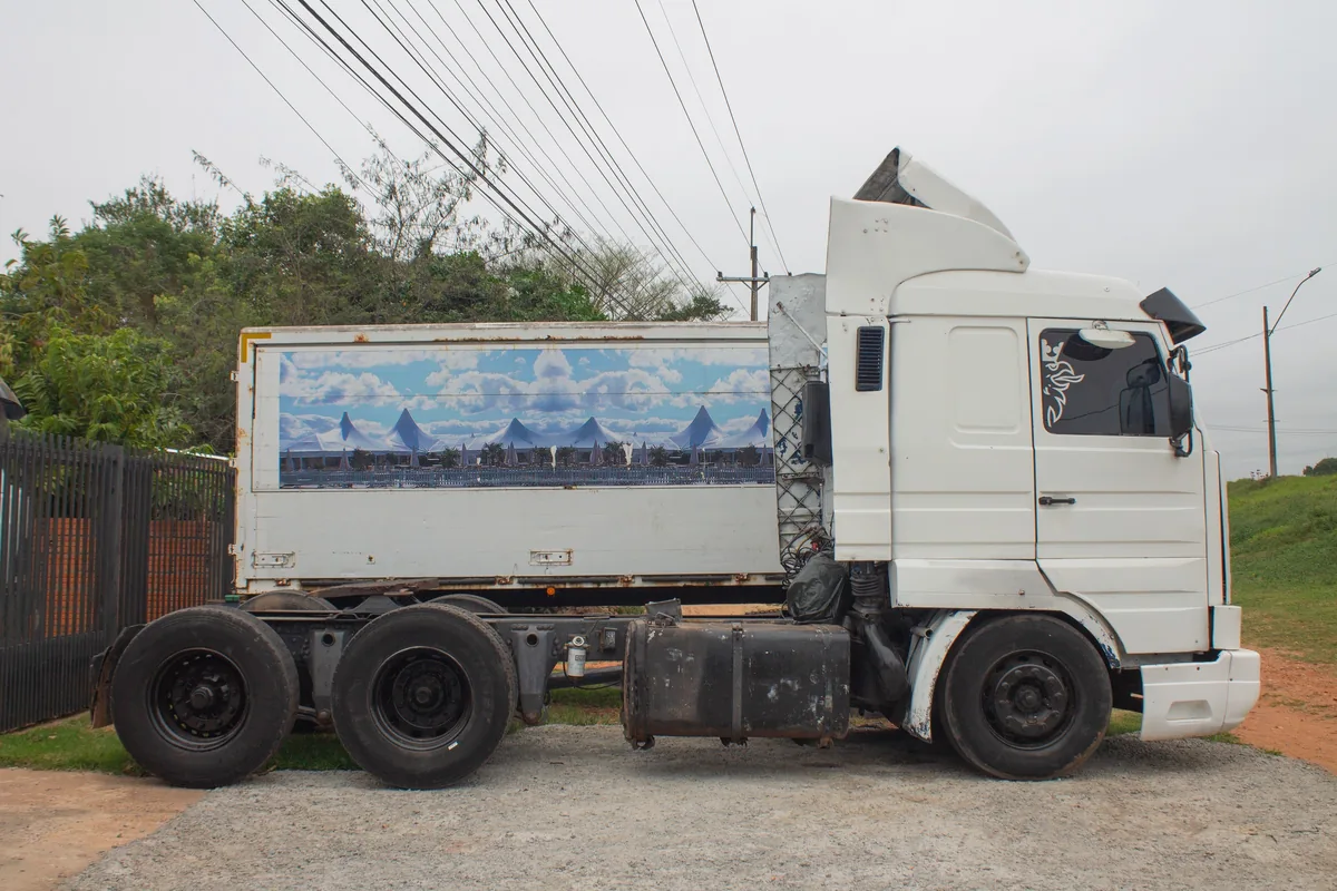 Tractocamión Scania 113 M de perfil, con tres ejes y cabina alta