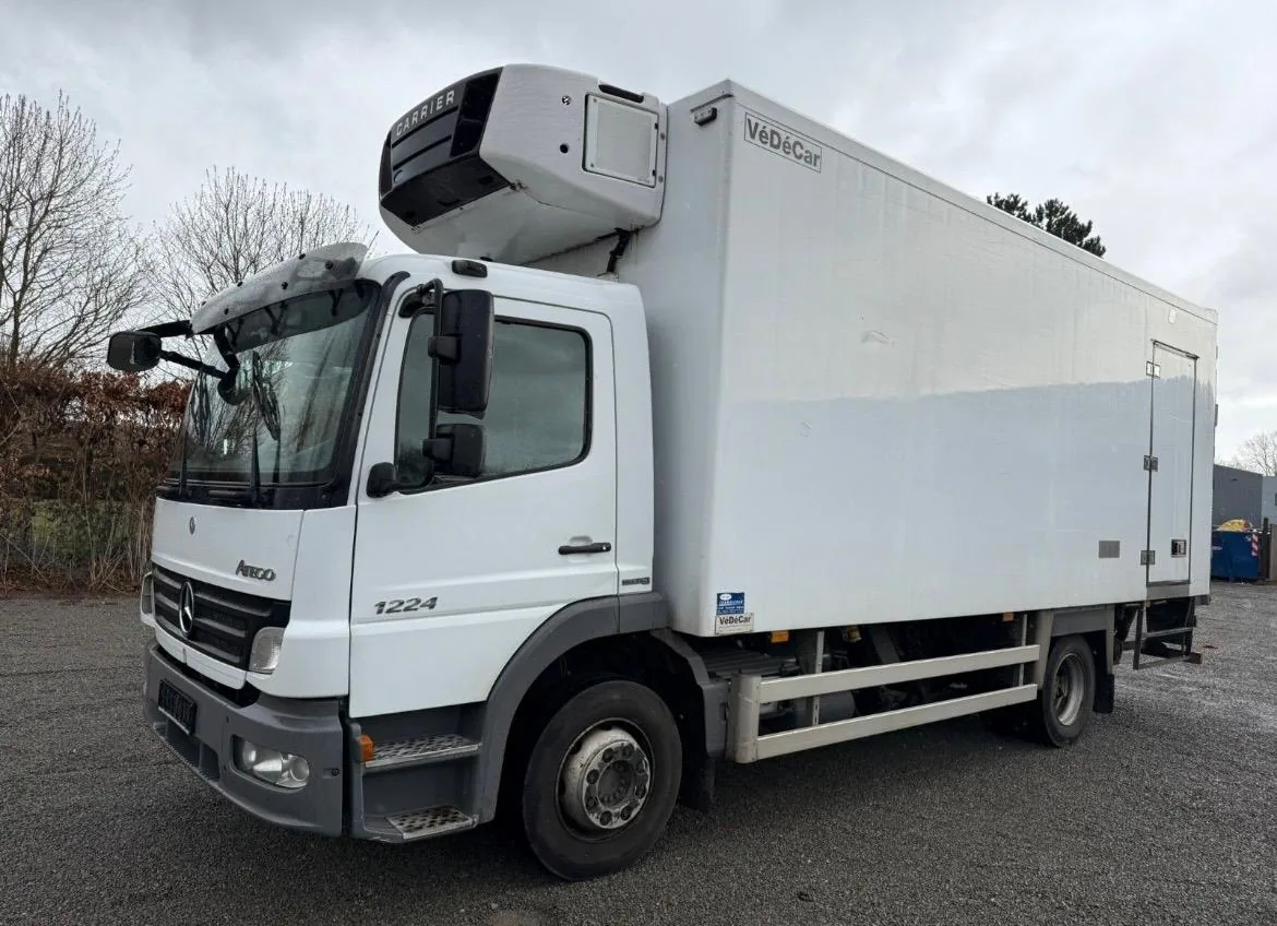 Mercedes-Benz Atego 1224 con furgón frigorífico y equipo Carrier Supra en el techo