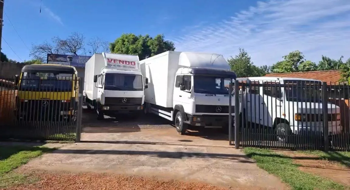 Patio de Mar Truck visto desde la Ruta 3, con camiones en exposición