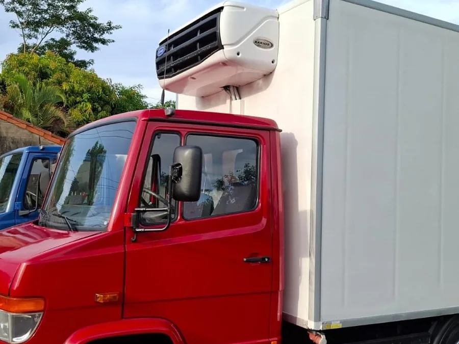 Mercedes-Benz 710 con furgón refrigerado Carrier Xarios y cabina roja