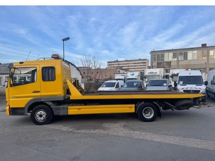 Mercedes-Benz Atego con plancha de auxilio, cabina amarilla