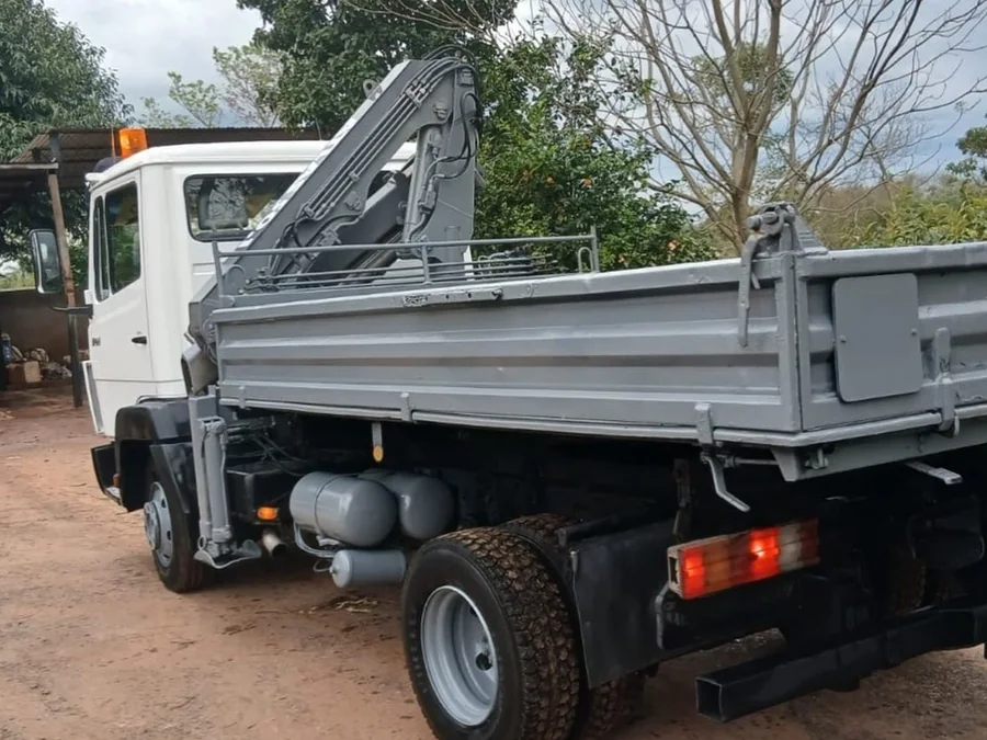 Mercedes-Benz 814 volquete con hidrogrúa