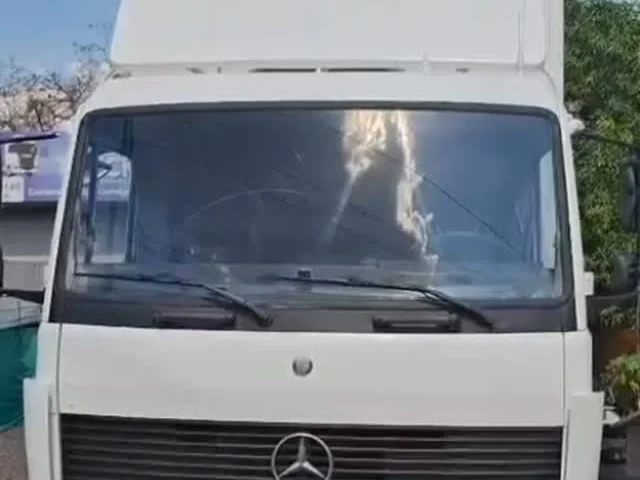 Mercedes-Benz con furgón de carga seca
