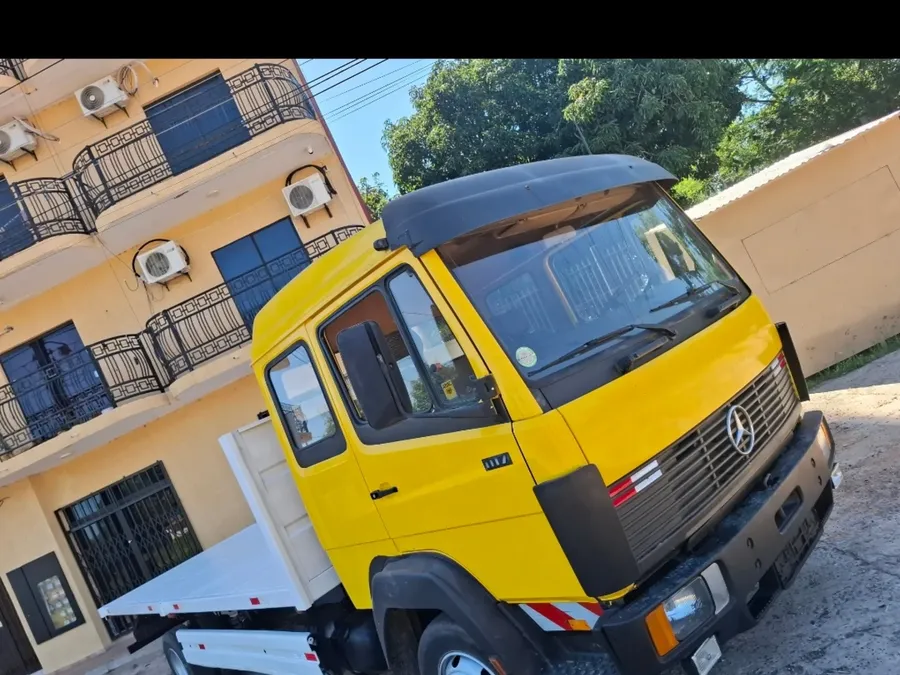 Mercedes-Benz 1117 doble cabina amarilla con plancha