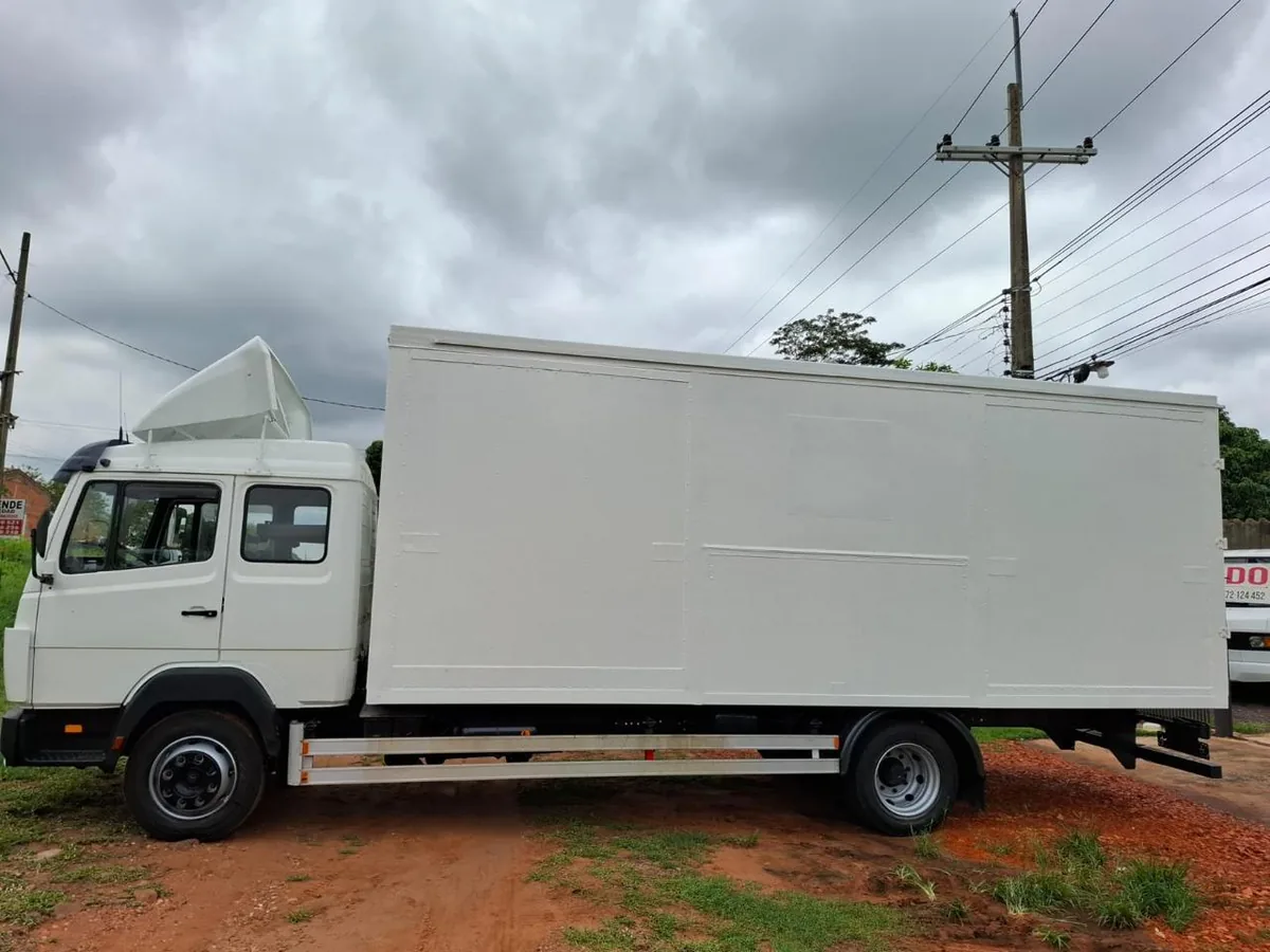 Mercedes-Benz furgón blanco de perfil, con la caja cerrada completa